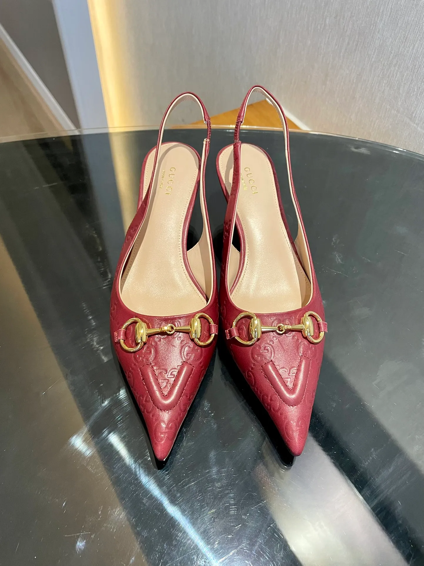 👟👟Ex-factory price 580👟👟 2024 G family’s new GUcc𝐢 horsebit pump sandals with pointed toes, elastic straps and kitten heels complement each other to create a comfortable and fitting design, and the back-lace pumps are the essence of design. Hot-drilling process Upper: Imported high-grade G G canvas Lining/foot pads: Full-grain high-grade lambskin Sole: Italian top-grade genuine leather sole Heel height: 10.5cm Fitting size: 35-42 (40/41/42 custom-made, non-refundable)